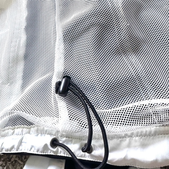 Nike White and Black Sporty Athletic Warm Lightweight Design Women Jacket Small - Picture 3 of 11
